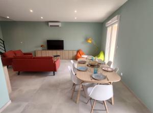 TV a/nebo společenská místnost v ubytování ColorMix 3 étoiles - 95m2 Plein Centre - Ensoleillé Climatisé