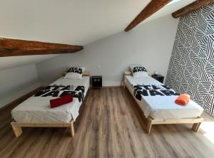 Postel nebo postele na pokoji v ubytování ColorMix 3 étoiles - 95m2 Plein Centre - Ensoleillé Climatisé