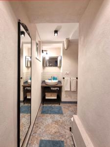 W łazience znajduje się umywalka i lustro. w obiekcie Borgo Po bliss w Turynie