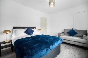 um quarto com uma cama grande e um sofá em 3 bed house/Free parking/contractors/Families em Bushbury
