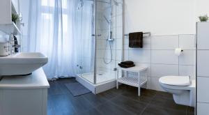 Koupelna v ubytování Modernes Studio Appartement mit Leseecke + 13 fotografií