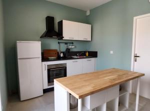 Kuchyň nebo kuchyňský kout v ubytování ColorMix 3 étoiles - 95m2 Plein Centre - Ensoleillé Climatisé