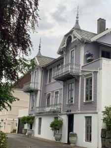 una casa grande con una torreta en una calle en Villa Eckhoff, en Stavanger