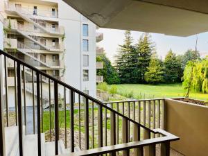 - un balcon avec vue sur un bâtiment dans l'établissement Cosy 2 pièces et parking 30 mns Gare du Nord by immokitbnb, à Villepinte
