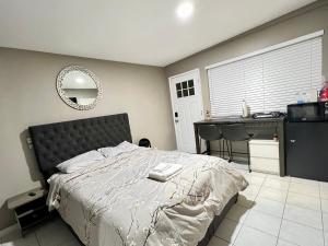Modern 1 Bedroom Home W/ Sauna & Shower-Jets في كارسون: غرفة نوم بسرير ومطبخ مع كونتر