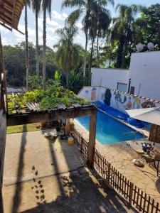 Cette maison offre une vue sur la piscine. dans l'établissement Chácara piscina aquecida, à Cotia