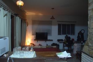 uma sala de estar com uma mesa com copos em Chácara piscina aquecida em Cotia