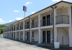 un gran edificio con balcones y una bandera en Studio 6 Suites Chattanooga TN Lookout Mtn, en Chattanooga