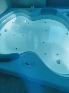 una vasca idromassaggio con luce blu in una stanza di VILLA MIRADOR DON SALVADOR a Huétor Vega