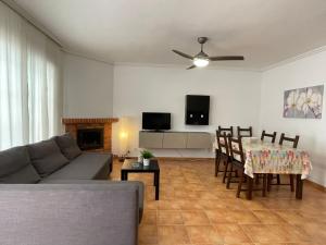 sala de estar con sofá y mesa en VACACIONES CHALET PEÑISCOLA 8-B Alquiler, en Peñíscola