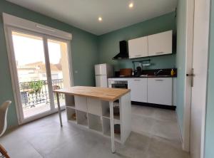 Kuchyň nebo kuchyňský kout v ubytování ColorMix 3 étoiles - 95m2 Plein Centre - Ensoleillé Climatisé