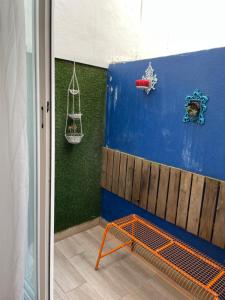 a room with a blue and green wall and a bench at Casa dos Poetas in Caldas da Rainha