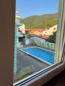 widok z okna basenu w obiekcie Hocevar apartment w mieście Herceg Novi