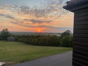 una puesta de sol desde una casa con vistas a un campo en Zara’s retreat, en Doncaster