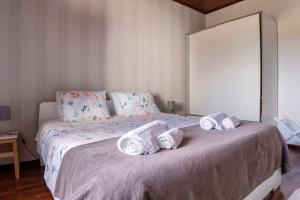 ein Schlafzimmer mit einem großen Bett mit Handtüchern darauf in der Unterkunft Casa do Moleiro in Caldas da Rainha