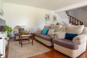 卡爾達斯達賴尼亞的住宿－Casa do Moleiro，客厅配有两张沙发和一张桌子