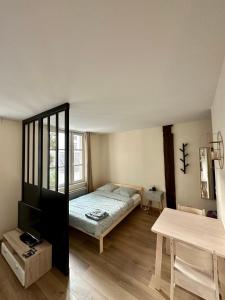 Una cama o camas en una habitación de Appartement bords de l’Eure charmant studio 6 fotos más