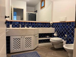 a bathroom with a sink and a toilet and a mirror at Chia Villa Violet in Chia