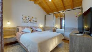 Luxury VILLA LE ROSE tesisinde bir odada yatak veya yataklar
