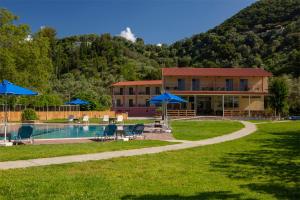 Bazén v ubytování Menes Hotel nebo v jeho okolí