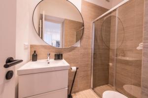 Kúpeľňa v ubytovaní New design APT - central location Wenceslas Square + 37 fotografií