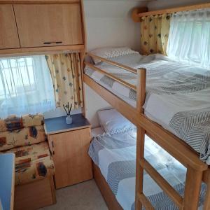 sypialnia z 2 łóżkami piętrowymi i oknem w obiekcie Stanica Wodna Płaska w Płaskiej