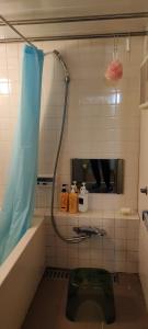 y baño con ducha, bañera y aseo. en 日久の宿 en Kokubunji