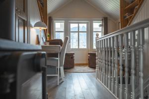 een kamer met een trap met een tafel en een stoel bij Lofoten Villa in Reine