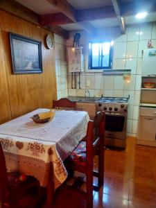 a kitchen with a table and a stove at Apartamentos Cadiz -Valdivia in Valdivia