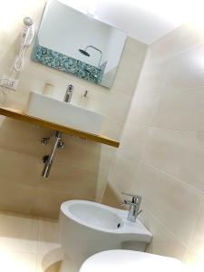 uma casa de banho com um WC branco e um lavatório. em B&B Palermo Pirri em Palermo