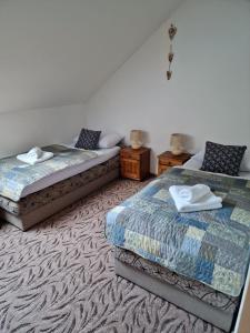 dos camas sentadas una al lado de la otra en un dormitorio en Villa Florencia, en Bardejov