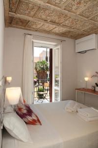 - une chambre avec un lit blanc et un plafond dans l'établissement Alle Absidi della Cattedrale, à Palerme