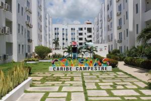 un cartello nel cortile di un complesso residenziale di Coveñas Hermoso Apartamento familiar en caribe campestre a Coveñas