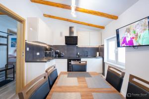 Kuchyň nebo kuchyňský kout v ubytování Willa Rosa-apartamenty z prywatną sauną + 37 fotografií