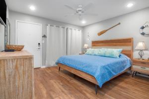 A bed or beds in a room at Sunrise Villas 208- Pool & Boardwalk to the beach