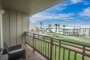 balcón con vistas a la playa y a las palmeras en Sunrise Villas 208- Pool & Boardwalk to the beach, en Port Aransas