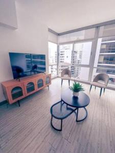 巴拿馬城的住宿－Modern Luxury Panama City Center - PH Quartier Atlapa，客厅配有沙发和桌子