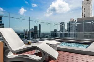巴拿馬城的住宿－Modern Luxury Panama City Center - PH Quartier Atlapa，坐在大楼顶部的白色椅子