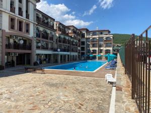 uma piscina em frente a alguns edifícios de apartamentos em PANORAMA BAY 20 Fancy Studio em Sveti Vlas