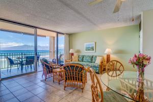 un soggiorno con vista sull'oceano di Nohonani 203 a Kahana Altre 24 foto