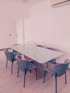 a marble table and chairs in a room at Luminous Excellence City Center - PH Quartier Atlapa in Panama City