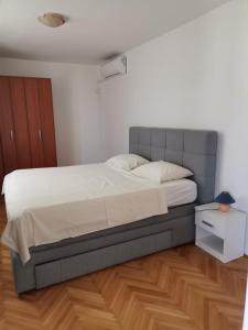 En eller flere senge i et værelse på Family-friendly apartments with swimming pool Kneza, Korcula - 9130