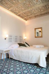 Un dormitorio con una gran cama blanca con techo. en Alle Absidi della Cattedrale, en Palermo