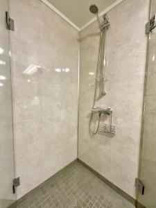 un bagno con doccia con porta in vetro di Cozy apartment Leknes Lofoten a Leknes Altre 20 foto