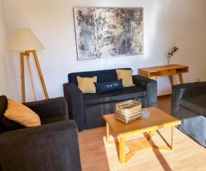 sala de estar con sofá y mesa en Maravilloso ,amplío, gran ubicación dpto nuevo en Godoy Cruz