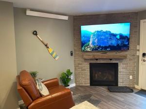 uma sala de estar com uma televisão numa lareira de tijolos em Lakefront Luxury Condo with Stunning Views!! em Dillon