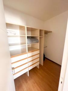 un dormitorio con estantes blancos y una cama en él en Maravilloso ,amplío, gran ubicación dpto nuevo en Godoy Cruz