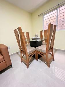 a dining room with a table and chairs at Hotel La playa in Santa Cruz de Barahona