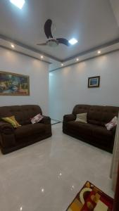 salon z 2 kanapami i sufitem w obiekcie Casa da Árvore w mieście Arraial do Cabo