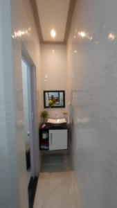 W łazience znajduje się umywalka i lustro. w obiekcie Casa da Árvore w mieście Arraial do Cabo